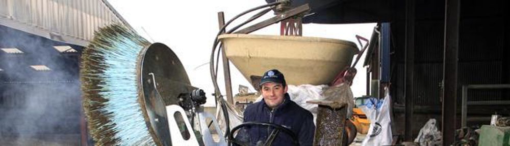 q Dimension. Le gabarit de la tondeuse et un rayon de braquage très court permettent de manœuvrer facilement dans le bâtiment, notamment d’exécuter un demi-tour dans les couloirs de circulation de la stabulation. j.p.